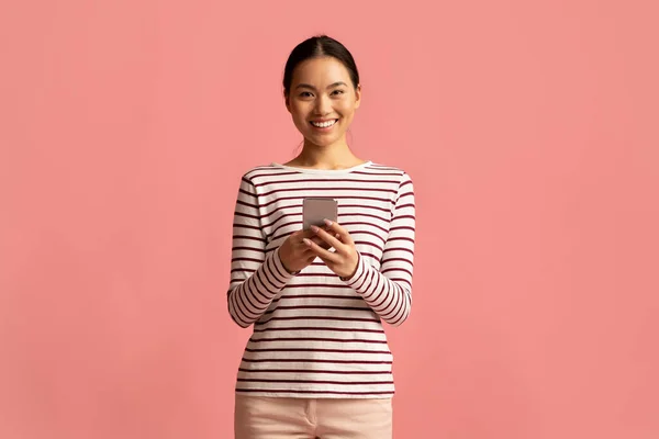 Retrato de mujer coreana sonriente feliz con Smartphone en las manos — Foto de Stock