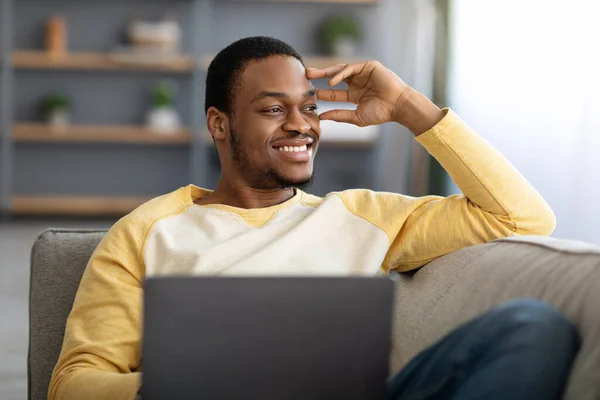 Soñador negro freelancer trabajando en línea desde casa — Foto de Stock