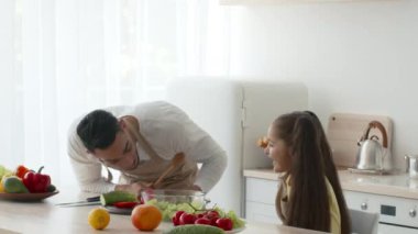 Arap Baba ve Kızı Mutfakta Kaşıkla Kavga Ediyor