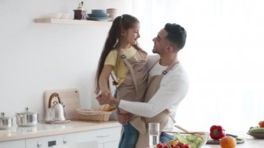 Orta Doğulu Baba ve Küçük Kız Mutfakta Dans Ediyor