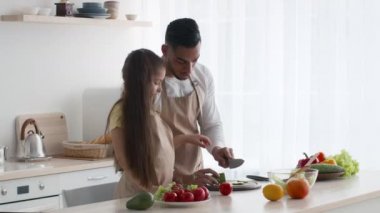 Orta Doğulu Baba ve Küçük Kız Modern Mutfakta Birlikte Yemek Pişiriyorlar