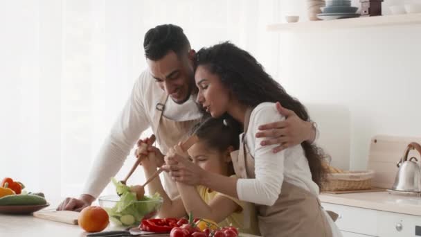 Happy Middle-Eastern Family vaření spolu dělat salát v moderní kuchyni — Stock video