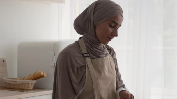 Müslüman Ev Kadını Evde Mutfakta Salata Pişiriyor — Stok video