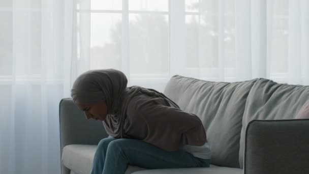 위통으로 고생하는 모슬렘 여인 이 집에서 자세를 다룸 — 비디오
