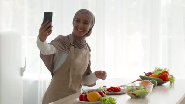 Blogger musulmán Señora haciendo video receta de cocina en la cocina — Vídeo de stock