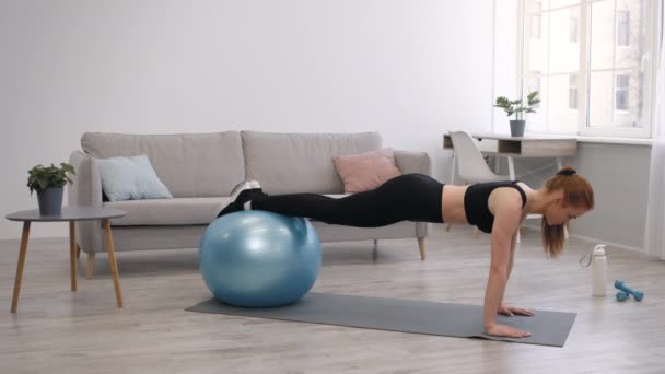 Athletic Lady stående i Plank tränar med Fitball hemma — Stockvideo