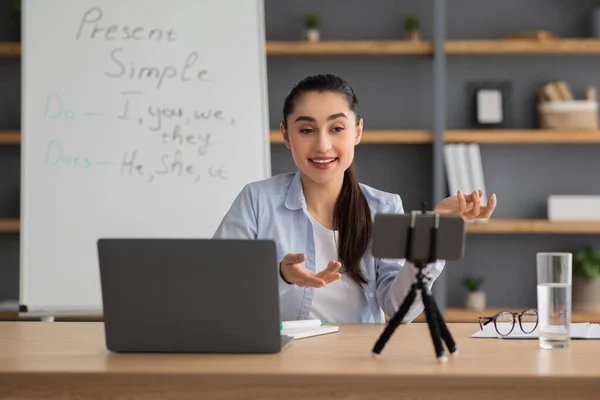 Videoconferencia, e-learning con el profesor en el ordenador en casa —  Fotos de Stock