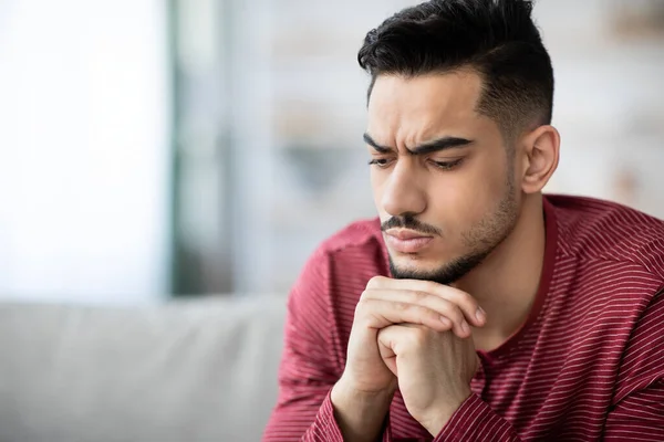 Primo piano ritratto di ragazzo arabo stressato che ha problemi, spazio copia — Foto Stock