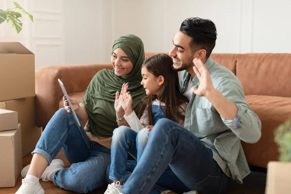 Арабская семья, имеющая видеокамеру с помощью планшета размахивая руками — стоковое фото