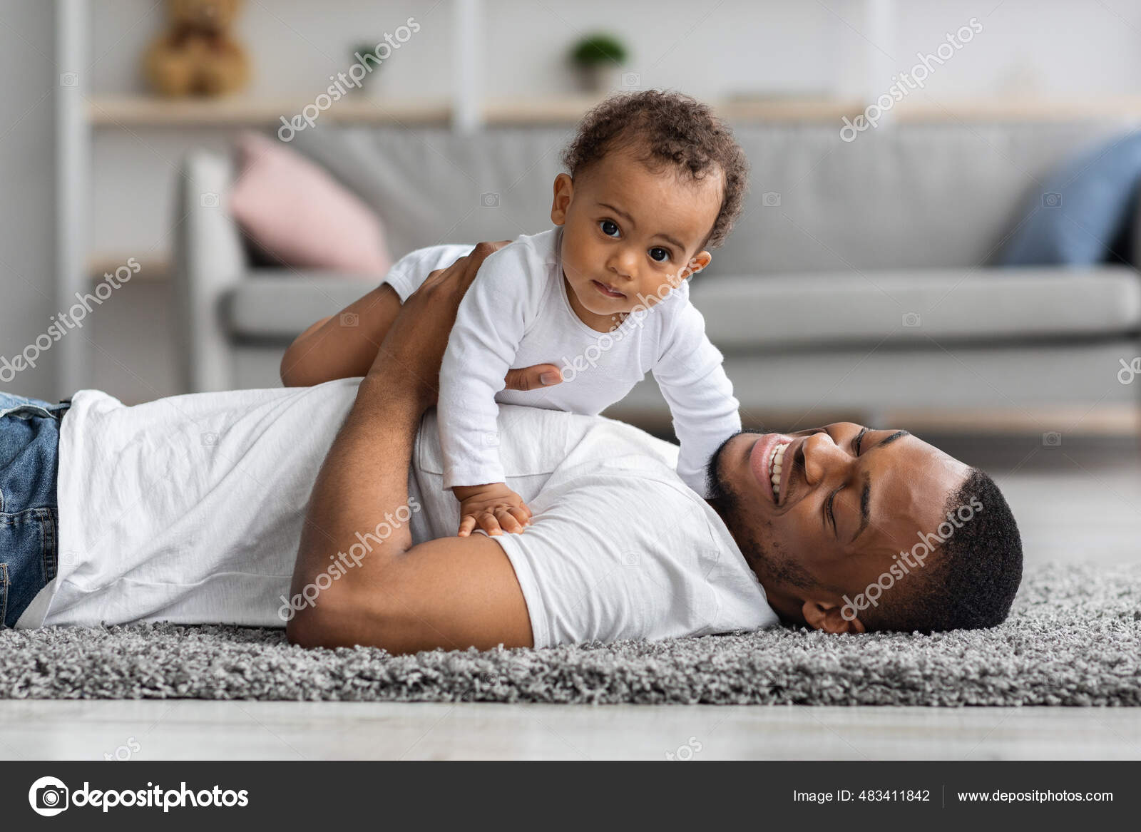 Pai Com Filhos. Pai E Crianças Felizes Passando Um Tempo Juntos