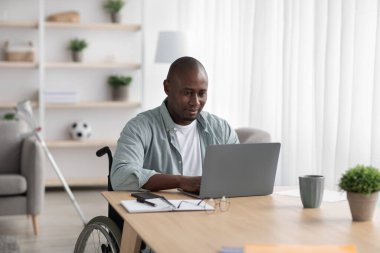 Çevrimiçi ders, ders, eğitim, sahne çalışması ve serbest çalışma, yeni normal ve sosyal uzaklık