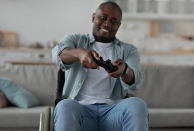 Covid-19 ve modern teknolojide tek başına iyi eğlenceler.