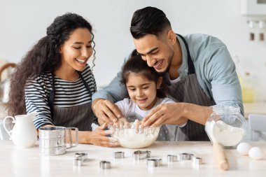 Güzel Arap ailesi hamur işlerini birlikte yapıyor.
