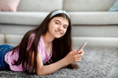 Cep telefonu olan Hintli ergen kız çevrimiçi çalışıyor, arkadaşlarıyla sohbet ediyor, sosyal medyayı araştırıyor.