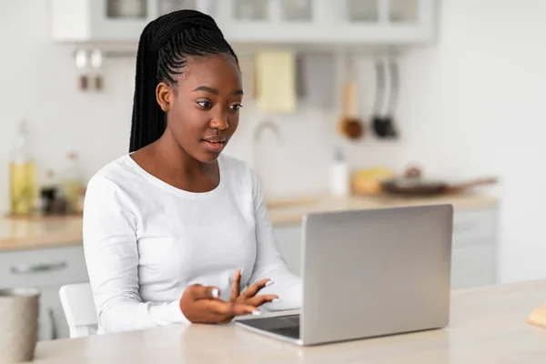 Černá žena s video hovorem pomocí notebooku a mluvení — Stock fotografie