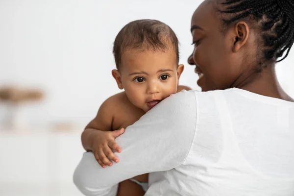 Feliz dama afroamericana abrazando a su lindo hijo — Foto de Stock