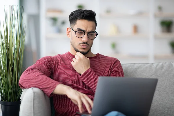 Pensativo árabe hombre freelancer trabajando desde casa — Foto de Stock