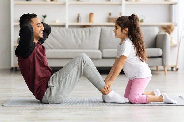 Χαριτωμένος πατέρας και κόρη εργάζονται σε κοιλιακούς μυς μαζί — Φωτογραφία Αρχείου