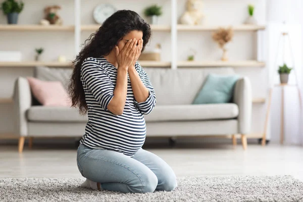 妊娠中の若い女性が家で泣き — ストック写真
