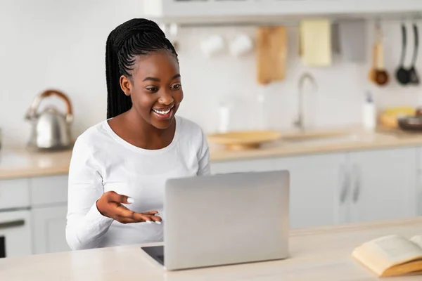 Black woman having video chat using laptop and gesturing — Stock Photo, Image