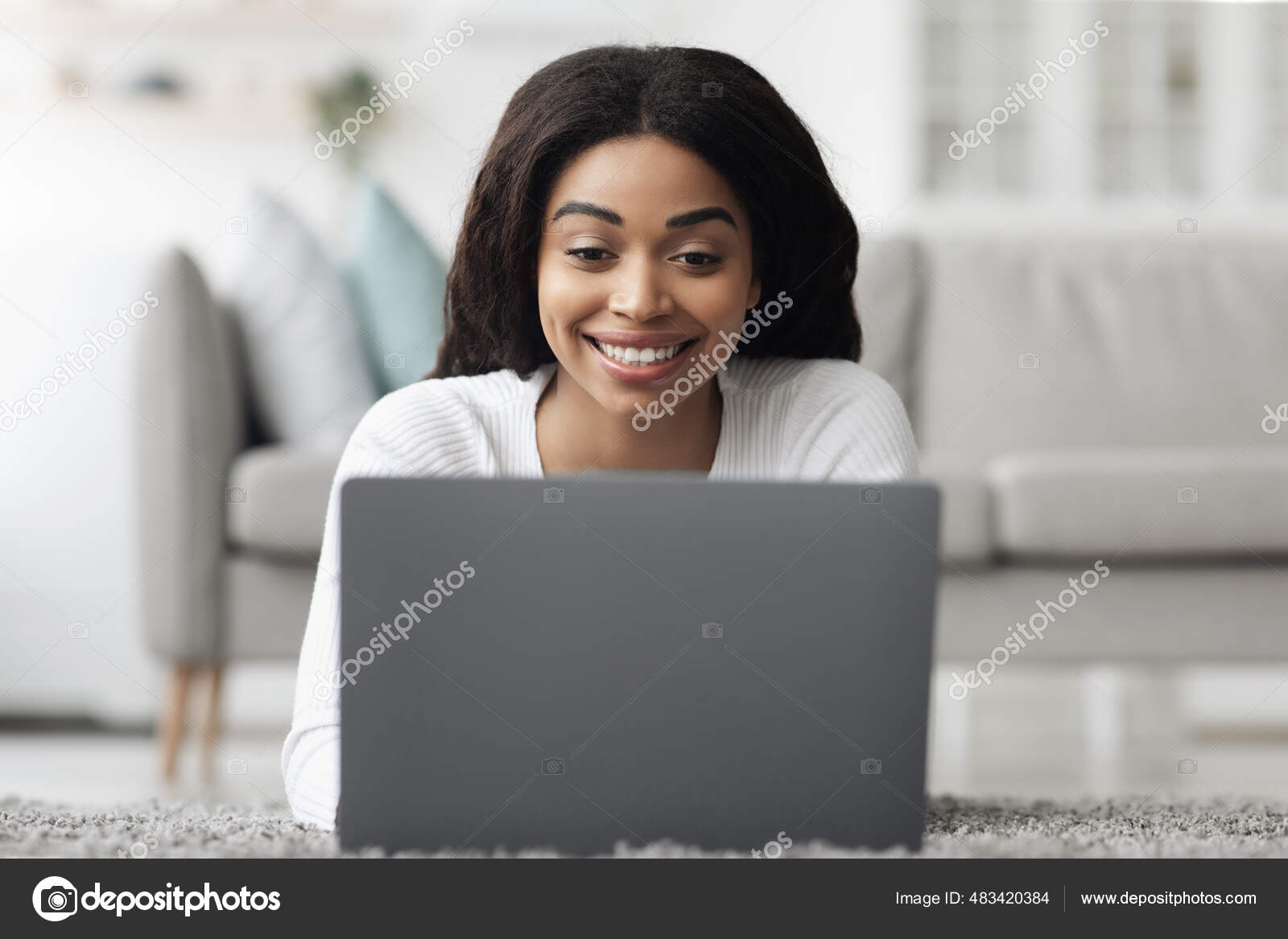 Linda Dama Alegre Usando Laptop Para Conversar Com Uma Foto De