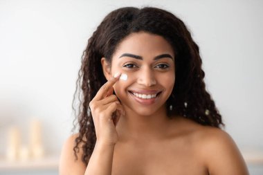 Yaşlanma önleyici ve kırışıklık önleyici bakım, ev tedavileri ve kendini izole eden covid-19.