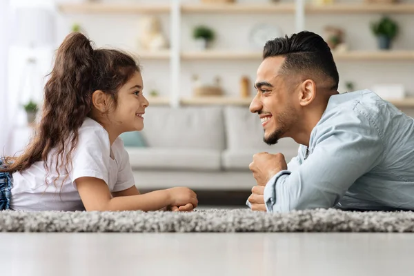 Beau père arabe et petit enfant s'amusent à la maison — Photo