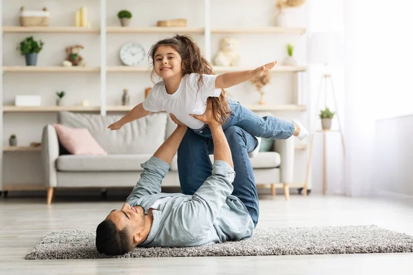 Adorable niñita pasando tiempo con su papá en casa —  Fotos de Stock