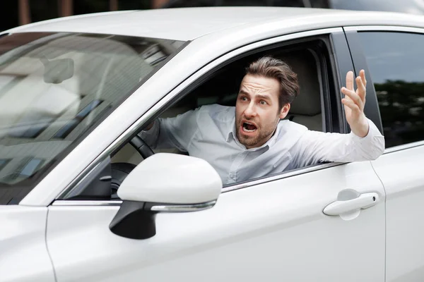 Boze chauffeur vast in file gesticulates met de hand en schreeuwen — Stockfoto