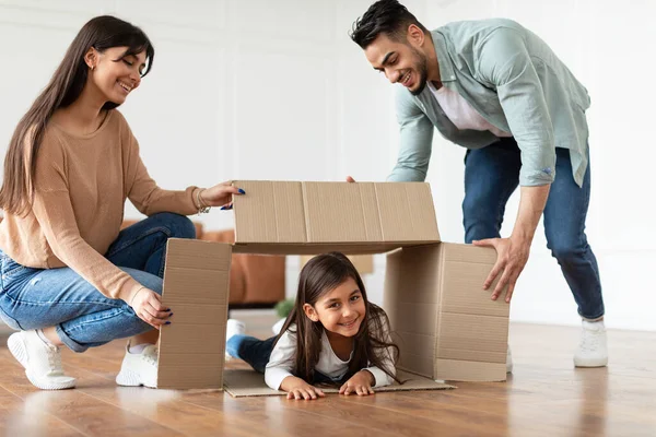 Gelukkig liefdevolle jonge Arabisch gezin hebben plezier op bewegende dag — Stockfoto