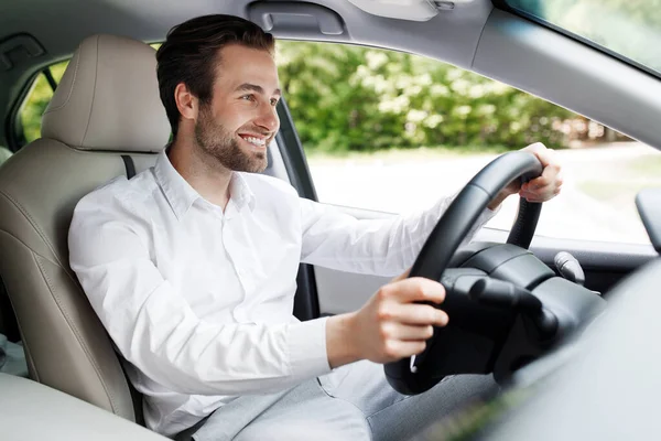 Autista uomo d'affari positivo in auto guida sulla strada per l'ufficio di lavoro, buon nuovo trasporto personale — Foto Stock