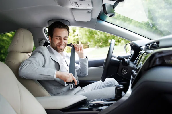 자동차 안전 벨트 를 닫고, 운전하기 전에 차안에 앉아 안전 한 여행을 하라 — 스톡 사진