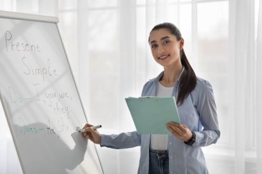 Öğretmen, öğretmen, hoca, koç webcam 'e bakar, sınıfta konuşur, sanal öğretim uzaktan kumandası verir