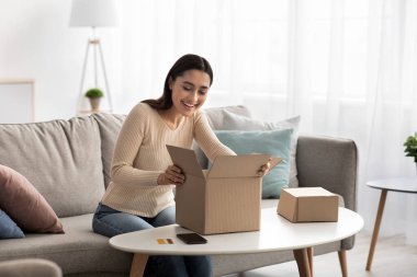 Müşteri güzel bir karton kutu alır ve büyük alımlardan memnun kalır.