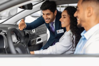 Yeni arabamızın içinde oturan mutlu orta doğulu çift.