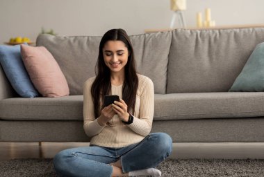 Sosyal ağlar, çevrimiçi sohbet, boş zamanlarında internette sörf