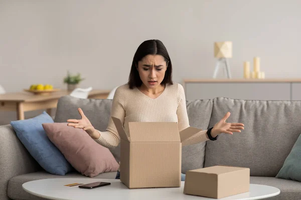 Wat maakt het uit, negatieve menselijke emoties, fout of slechte bezorgservice. Scheepvaartfout — Stockfoto