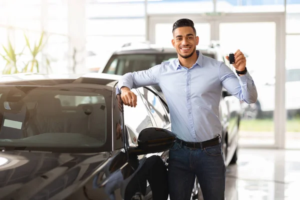 Jóképű arab férfi ügyfél gazdaság kulcs auto, vásárol autó — Stock Fotó