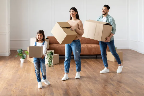 Щаслива молода сім'я тримає коробки в новій квартирі — стокове фото