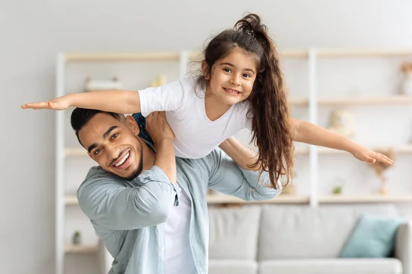 Boldog arab apa és lánya jól érzik magukat otthon. — Stock Fotó