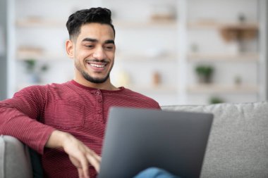 Memleketten çalışan mutlu bir ortadoğulu adam.