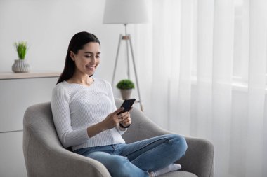 Sosyal ağlarda sörf, modern cihazlarda sohbet, evde yeni normal ve sosyal mesafeler