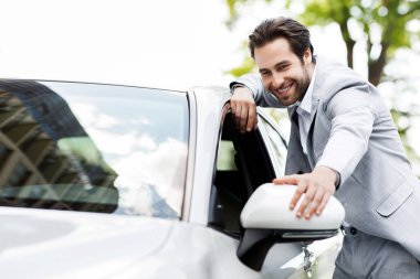 Yeni araba seçmek, galeride otomobil almak, kiralar ve insanlığın olumlu duyguları.