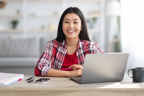 Fernstudium. Lächelnde junge asiatische Studentinnen studieren mit Laptop zu Hause — Stockfoto