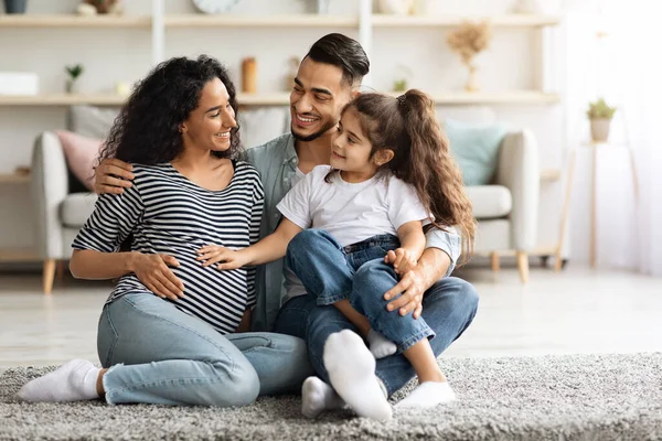 Alegre família do Oriente Médio esperando pelo bebê, espaço de cópia — Fotografia de Stock