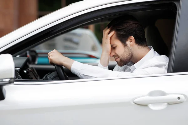 Verärgerter Fahrer, Stresssituationen auf der Straße und schneller Rhythmus in der modernen Stadt — Stockfoto