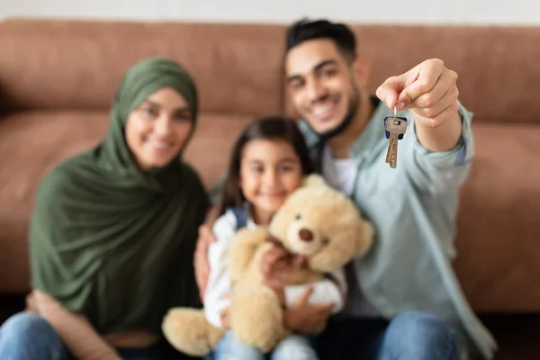 Glückliche arabische Familie zeigt Schlüssel ihrer Wohnung — Stockfoto