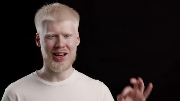 Wesoły Albinos Guy Gesturing Okay znak pozowanie na czarnym tle — Wideo stockowe