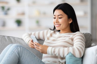 Koreli Bayan Arkadaşlarıyla Mesajlaşmak ya da Evdeki Akıllı Telefondan İnternete Bakmak