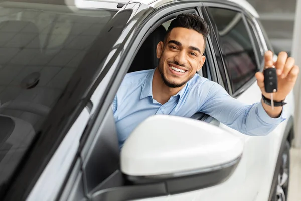 Happy Arab man håller nyckeln från auto, köpa bil — Stockfoto